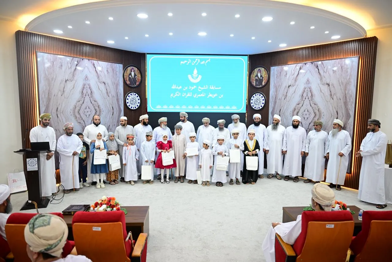 الفائزون في النسخة الثالثة مع راعي الحفل والمشرفين عليه
