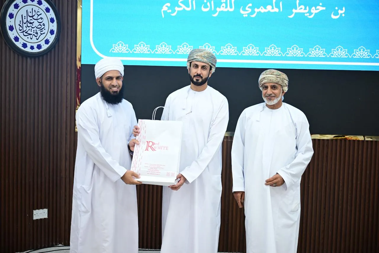تكريم أحد القائمين على المسابقة في ختام الحفل
