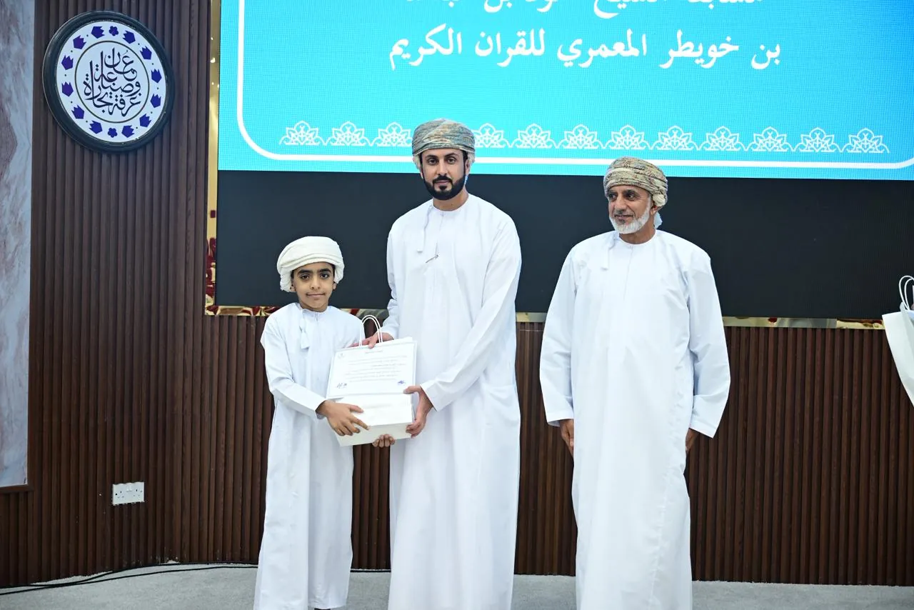 طالب من الصفوف الأولى يتسلّم شهادة التكريم