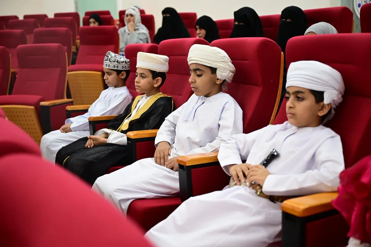 عدد من المتسابقين في مقاعدهم في قاعة الحفل